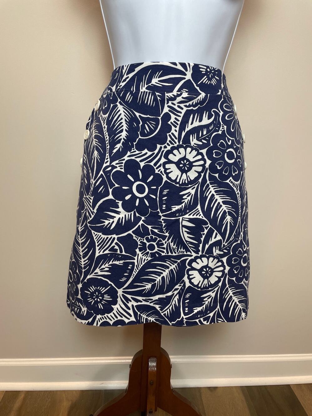 Talbots Blue Canvas Floral Skirt Fully Lined With Pockets Size 8 Button Detail